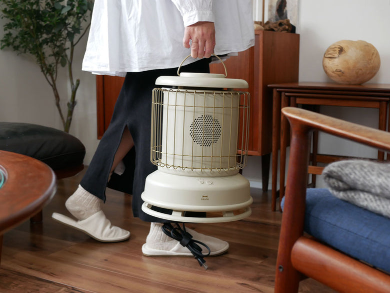 BRUNO/ブルーノ 全方位型ファンヒーター ClassicStove の外観。ポリプロピレン本体とスチールハンドルを備えたコンパクトなデザイン