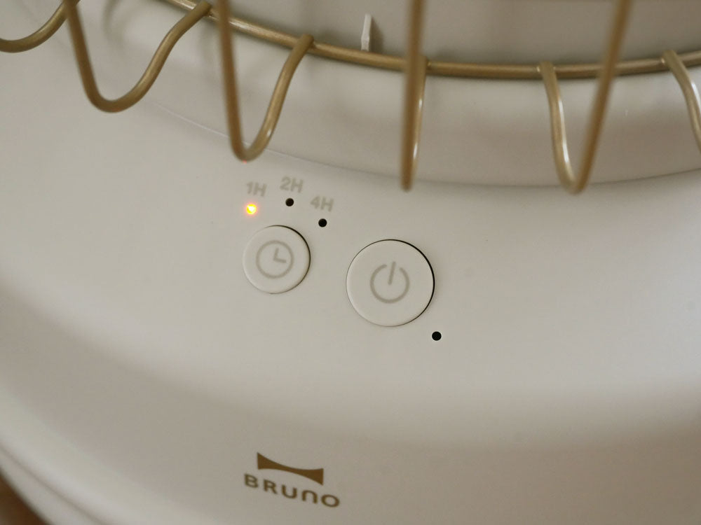 BRUNO全方位型ファンヒーター ClassicStoveの白色本体と操作パネルの外観