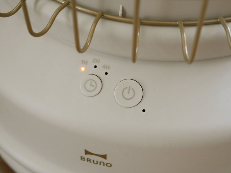 BRUNO全方位型ファンヒーター ClassicStoveの白色本体と操作パネルの外観