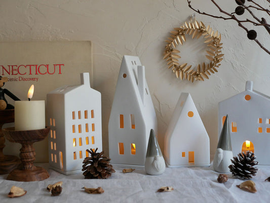 クリスマスツリーとオーナメントが飾られた【rader/レダー】Light House キャンドルホルダーのディスプレイ