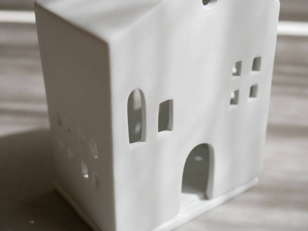 rader/レダー製Light Houseキャンドルホルダーの磁器スケールモデルが静物として撮影された画像