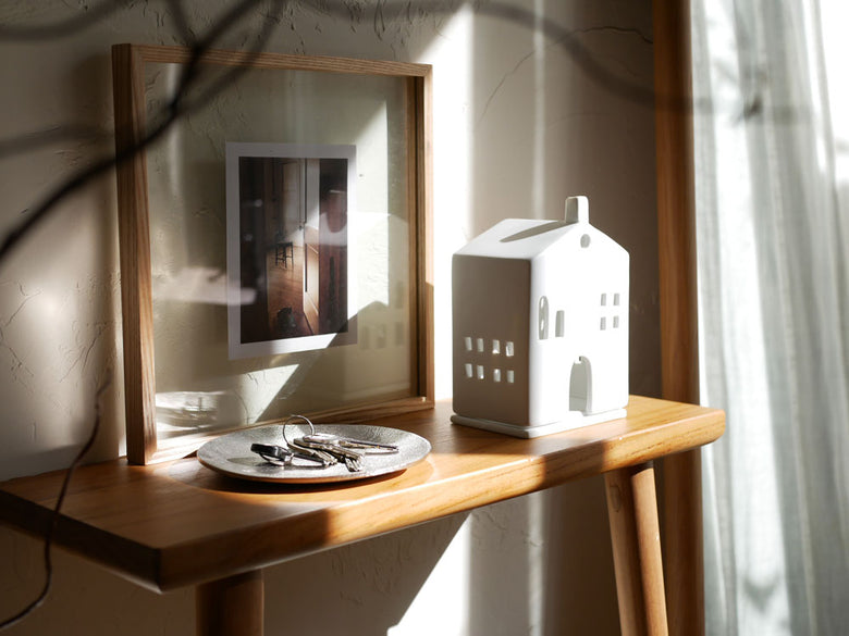 磁器製「Light House キャンドルホルダー」のスモールハウス、ラウンドドア、スモールウインドウ、ピッチドルーフ各パーツが並んだ製品写真