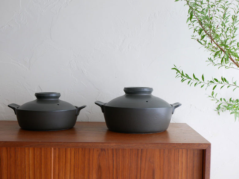 サラサデザインのグレー陶器製マルチ土鍋セット。蓋とトンスイが含まれるテーブルウェア