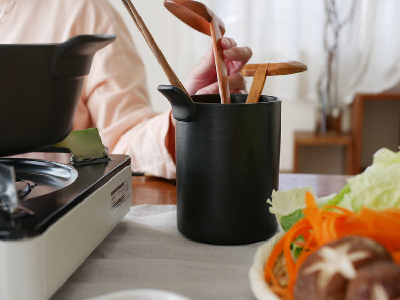 サラサデザインの1年中使用可能なマルチ土鍋、とんすい、ツールスタンドがキッチンに並んだセット