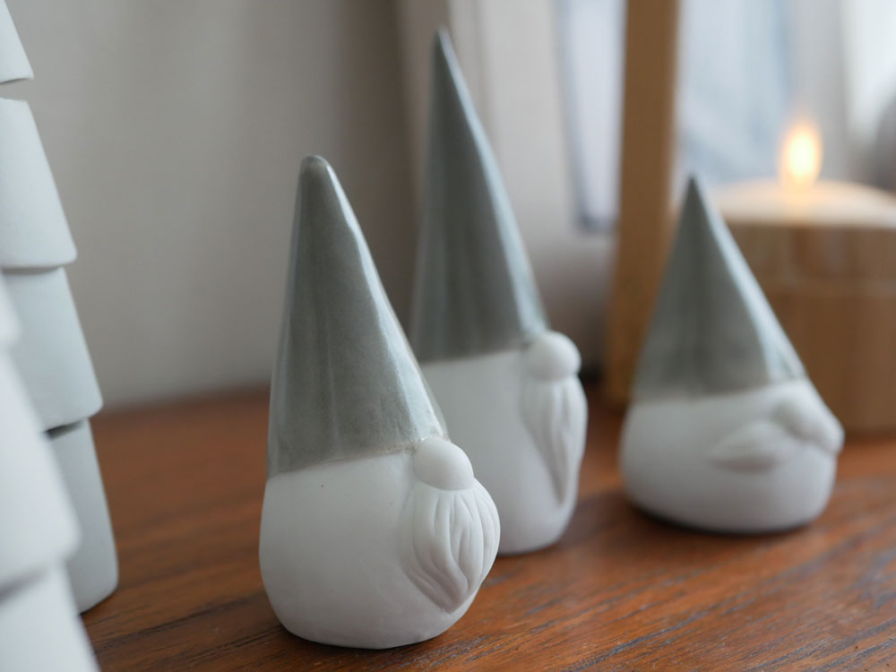 九谷焼の花坂陶石製サンタクロース陶器人形、コスチュームハットをかぶったクリスマス装飾品