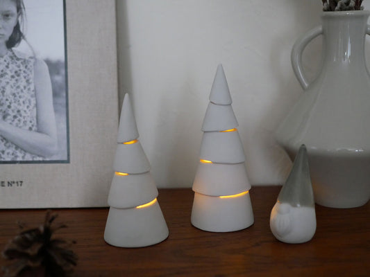 九谷焼のクリスマスツリーにLEDキャンドルを灯した装飾