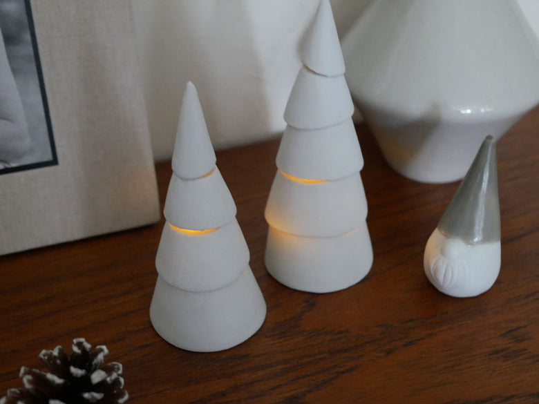 灯りが漏れる九谷焼のクリスマスツリーとLEDキャンドルを配したクリスマス装飾