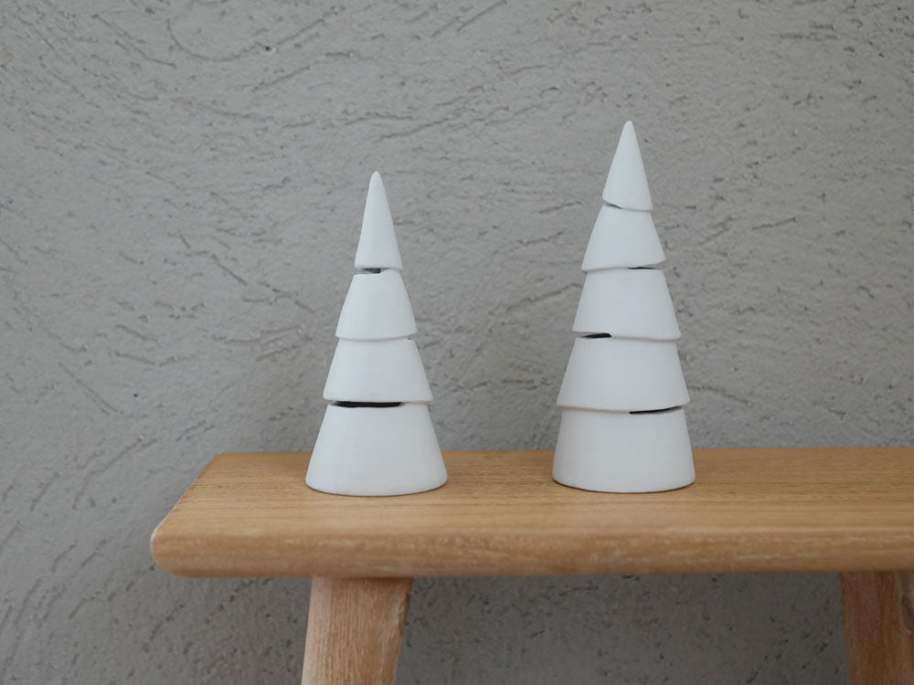 Comore Sunの九谷焼クリスマスツリーに装飾されたプラスチック製LEDキャンドル。三角形の陶器ツリーと円錐形のライトが特徴です。