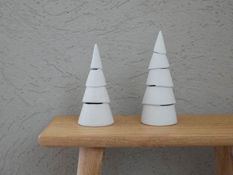 Comore Sunの九谷焼クリスマスツリーに装飾されたプラスチック製LEDキャンドル。三角形の陶器ツリーと円錐形のライトが特徴です。