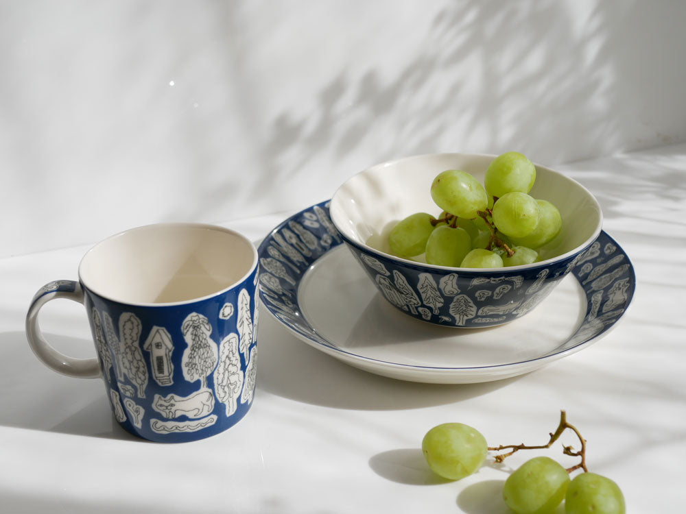 イッタラとミナ ペルホネンの2023年限定カラー、青と白の磁器製ディナーウェアセット。マグカップ、ボウル、プレートが含まれています。