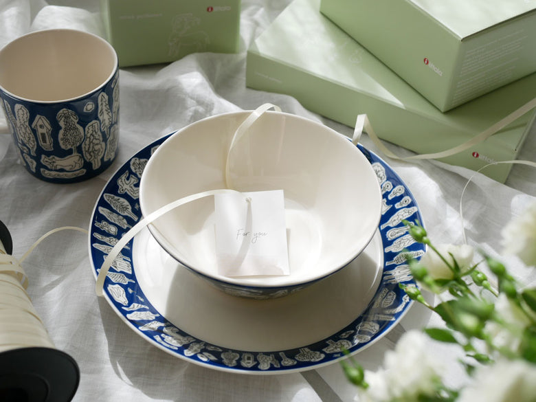 イッタラ×ミナペルホネン「フォレストライフ」2023年限定カラーの青と白の磁器食器セット。マグカップ、ボウル、プレートが含まれています。