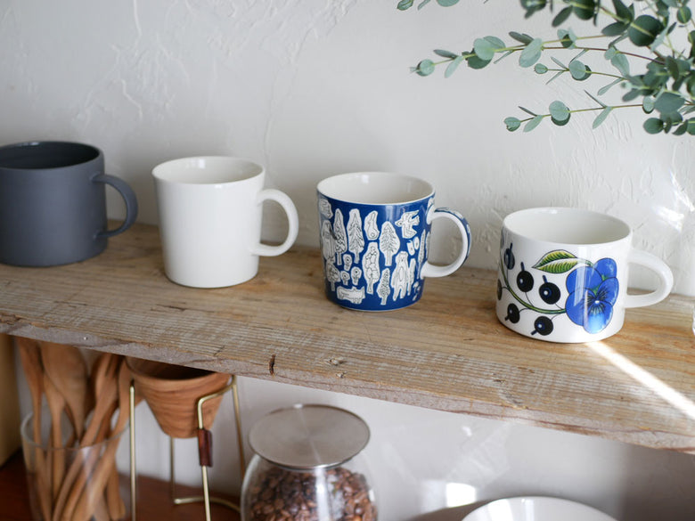 イッタラ×ミナペルホネン フォレストライフ2023限定カラーの磁器製カップ、マグ、ボウル、プレートが並んだ食器セット