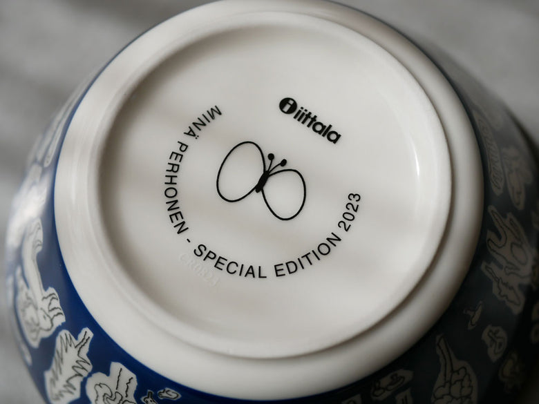 イッタラ×ミナ ペルホネン フォレストライフ2023限定カラーの磁器テーブルウェアセット。マグカップ、ボウル、プレートが揃っています。