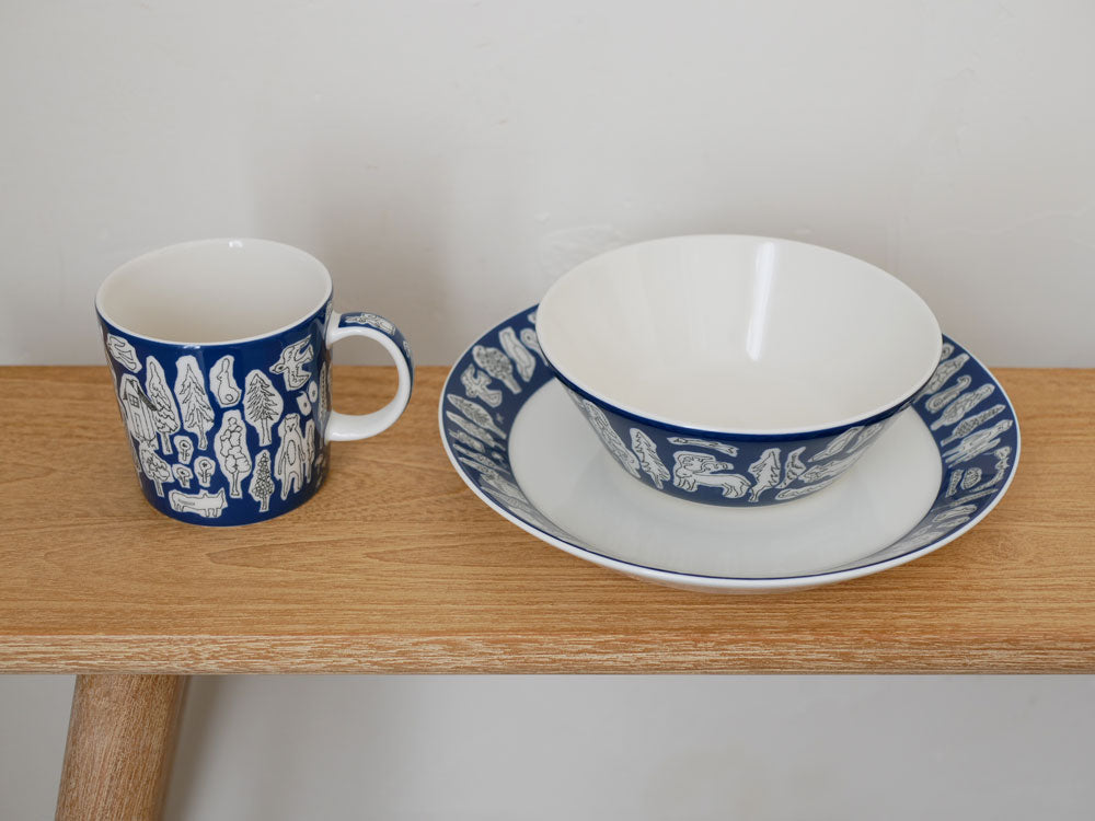 イッタラ×ミナペルホネン フォレストライフ 2023年限定カラーの青と白の磁器製テーブルウェアセット、マグカップ、ボウル、プレートが並んでいる
