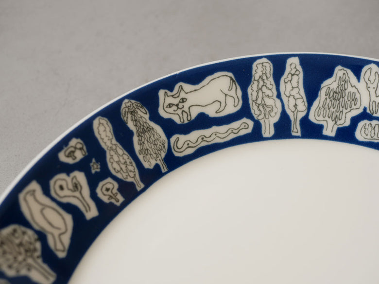 イッタラ×ミナ・ペルホネン フォレストライフ 2023限定カラーの青と白の磁器製プレート、ボウル、マグカップが並んだテーブルウェアセット