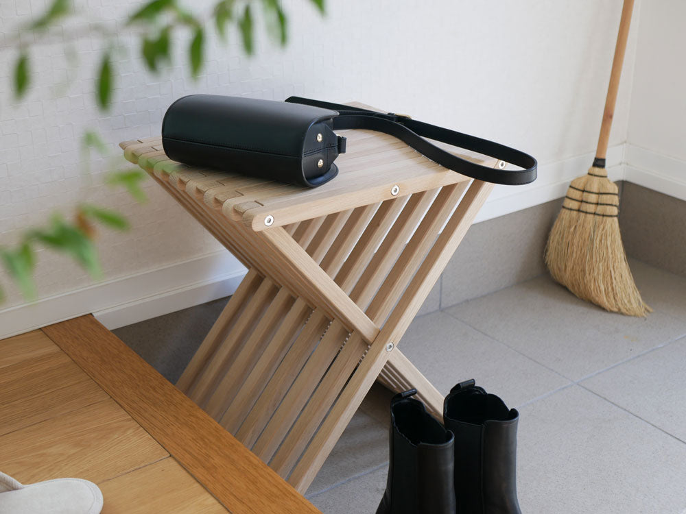 FRITZ HANSENのSkagerak Fioniaスツール。オークとチークのハードウッドを使用し、ウィッカー風デザインが特徴の木製家庭用スツール。