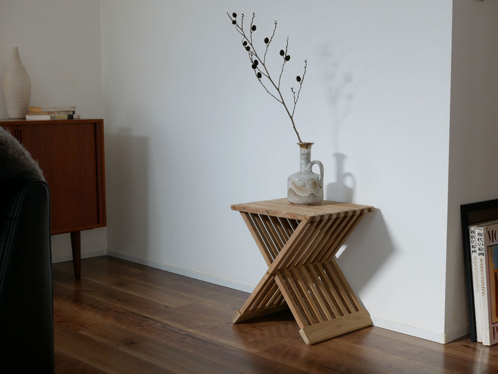 フリッツ・ハンセンのSkagerak Fioniaスツール。オークとチークの天然木材を使用したナチュラルなデザインの家具。