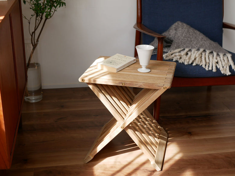 フリッツ・ハンセンのSkagerak Fioniaスツール。オークとチークの天然木材を使用し、自然な木目と高品質な仕上げが特徴のデザイン性の高い椅子