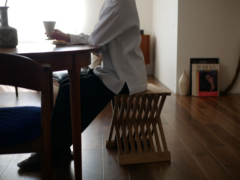 フリッツ・ハンセンのSkagerak Fioniaスツールがブラウンのオークとチーク製木床の上に配置されている様子