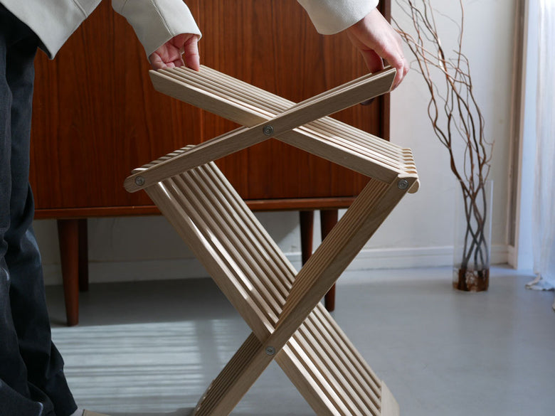 フリッツ・ハンセン Skagerak Fioniaスツールの木製写真。オークとチークを使用した自然な風合いの家具。