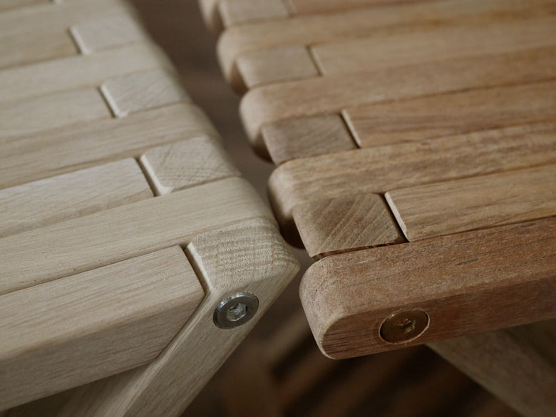 フリッツ・ハンセンのSkagerak Fioniaスツール。オークとチークの天然木を使用した屋外用の椅子です。