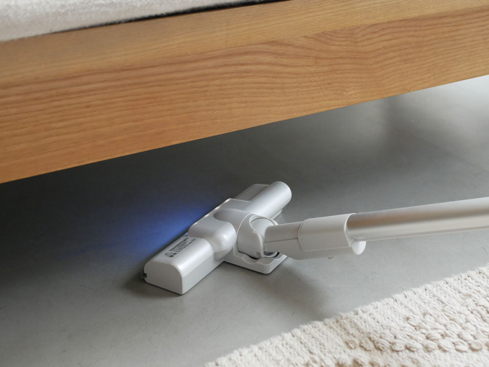 ハードウッドとラミネート仕上げの木製フローリングの床