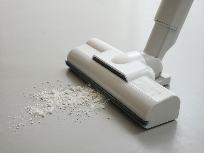 sirocaシロカの2WAYコードレススティッククリーナー「かるピカ パワー」の白色プラスチック製本体