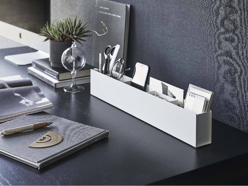 シルバーのスチール製【tower/タワー】スリムデスクオーガナイザーとリングバインダーやノートなどの文房具が整然と配置されたオフィスデスクの画像