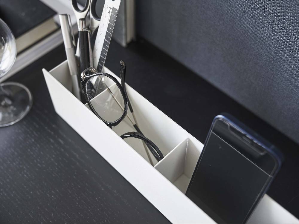 オフィスデスク上に配置された「tower」スリムデスクオーガナイザー。銀色のスチールとプラスチックで作られ、小物トレーと仕切りがセットになっています。