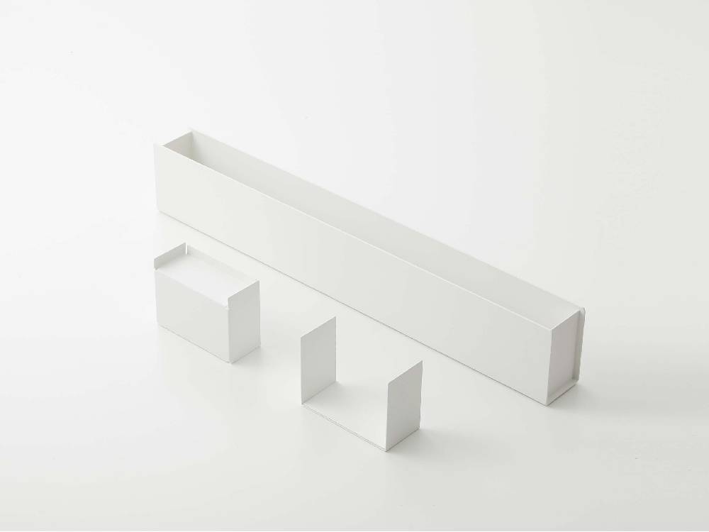 スチール製のタワー型スリムデスクオーガナイザー。本体、小物トレー、仕切りが整然と配置されており、オフィスデスクを効率的に整理するデザイン。