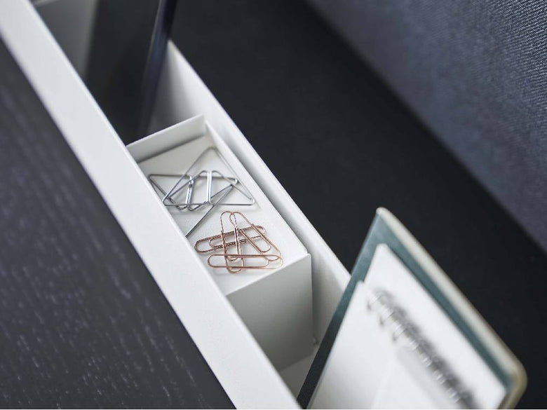 銀色のスリムタワーデスクオーガナイザー本体と小物トレーが並んでいる様子