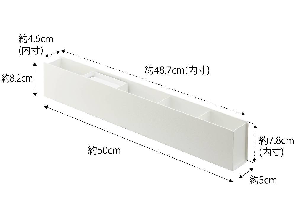 木目調のスリムタワーデスクオーガナイザーが棚付きで配置され、観葉植物とともにデスク上に置かれている様子