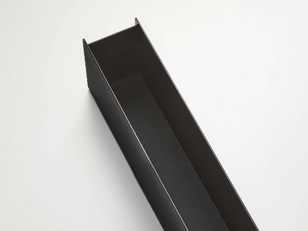 【tower/タワー】スリムデスクオーガナイザー。スチール製の幅50cm、高さ8.2cmの本体に小物トレーと仕切りが付いたデスク整理用品