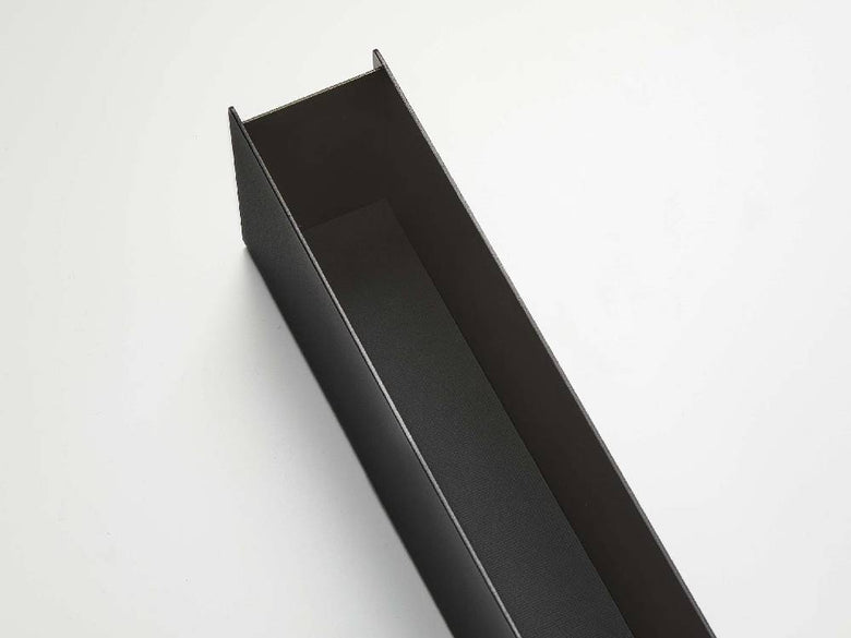 【tower/タワー】スリムデスクオーガナイザー。スチール製の幅50cm、高さ8.2cmの本体に小物トレーと仕切りが付いたデスク整理用品