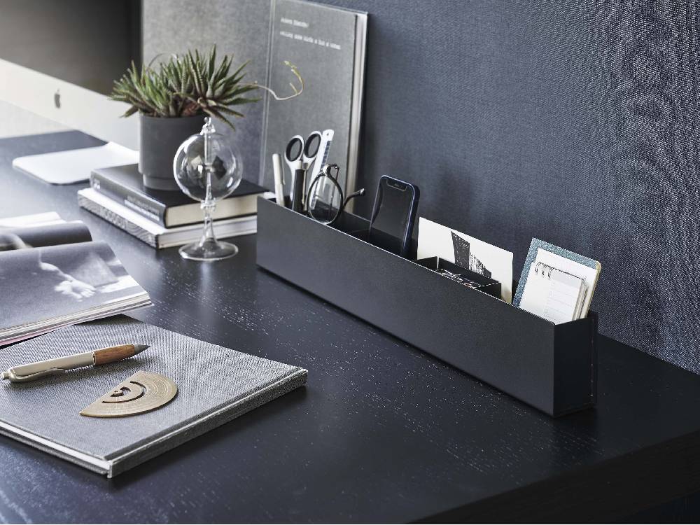 銀色のスリムデスクオーガナイザーに文房具やノートが整理されている様子