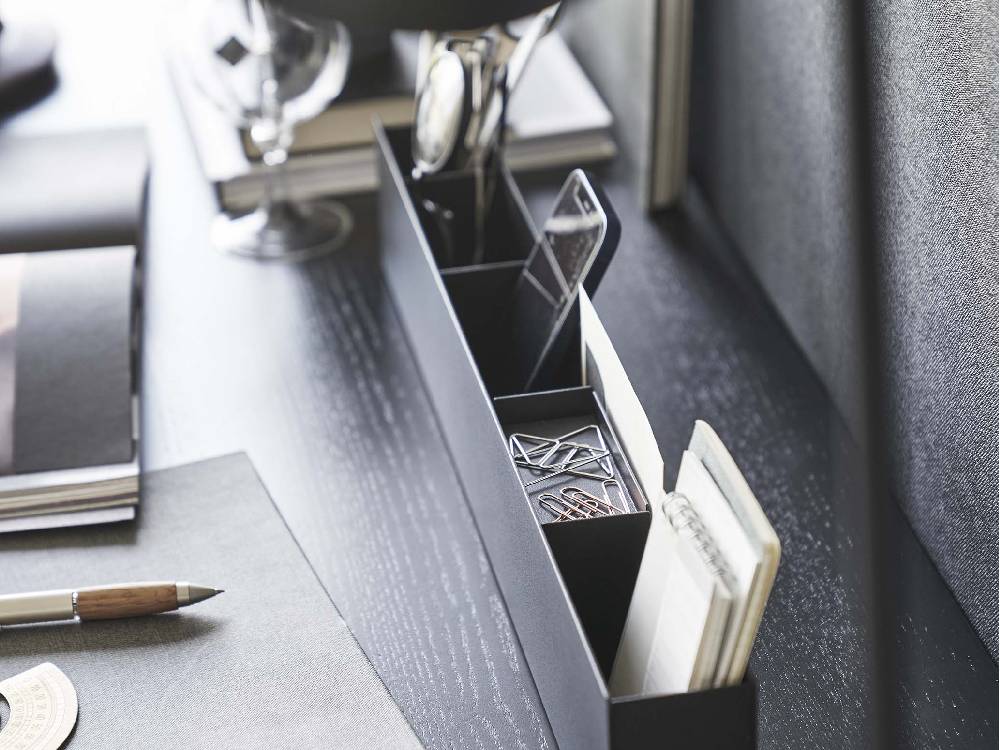 グレーとシルバーのスリムデスクオーガナイザー『tower』が机の上に配置されたオフィス用品の静物写真