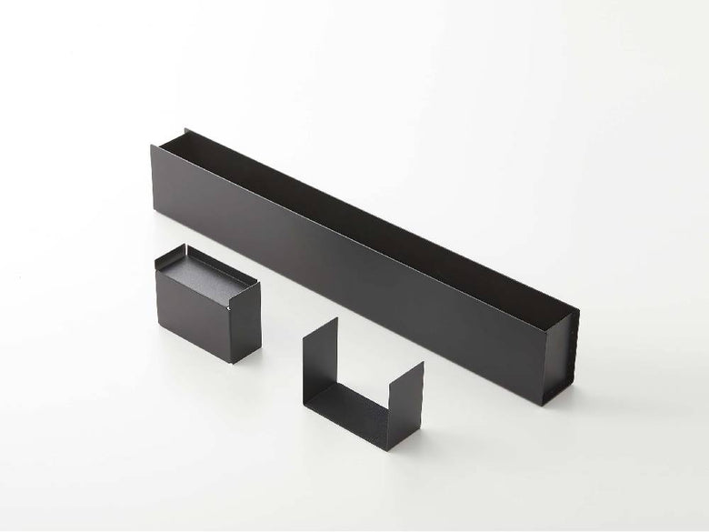 tower/タワー スリムデスクオーガナイザーの全体写真。スチール製の細長い本体に、幅約9.8cmの小物トレーと仕切りが組み込まれており、デスク上に整然と配置されています。