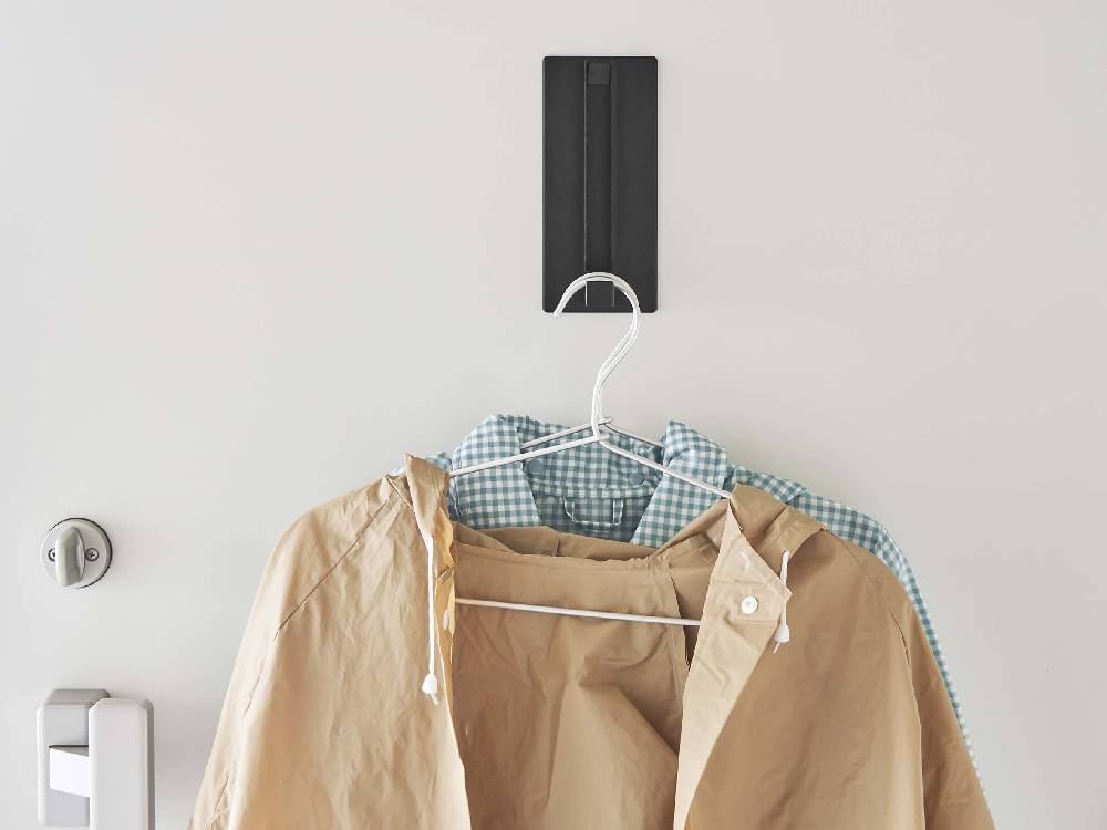 ホワイトのマグネット式折り畳みハンガー【tower】の正面画像