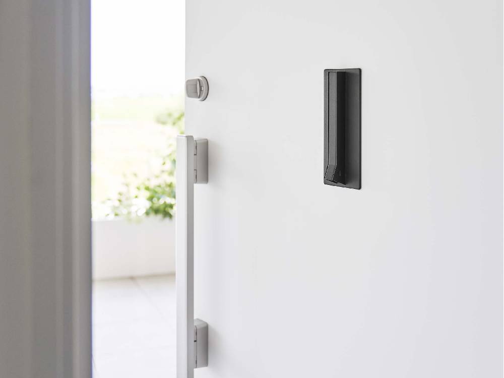 ホワイトのスチール製マグネット折りたたみハンガー「タワー」