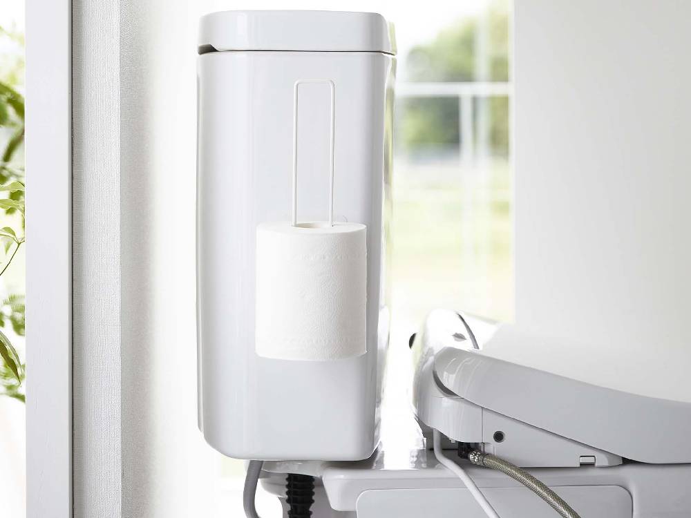 浴室に設置された【tower/タワー】フィルムフックトイレットペーパーホルダー。スチール製で2ロールのトイレットペーパーを収納可能な洗練されたデザイン