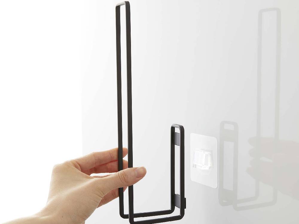 tower/タワーのフィルムフックトイレットペーパーホルダーが壁に設置されている