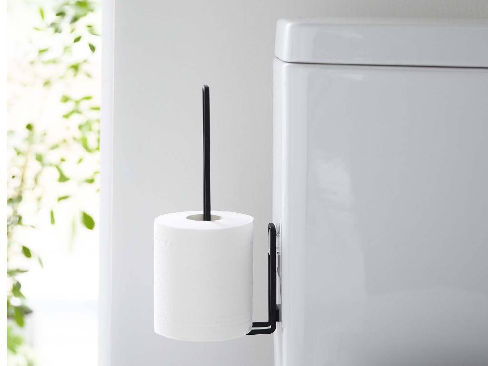 スチール製タワー型フィルムフックトイレットペーパーホルダーが浴室のタイル壁に取り付けられている