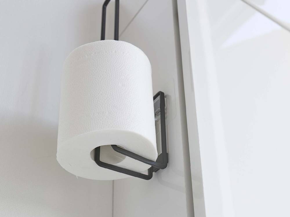 バスルームに設置されたタワー【フィルムフックトイレットペーパーホルダー】がトイレットペーパーとペーパータオルを保持している様子