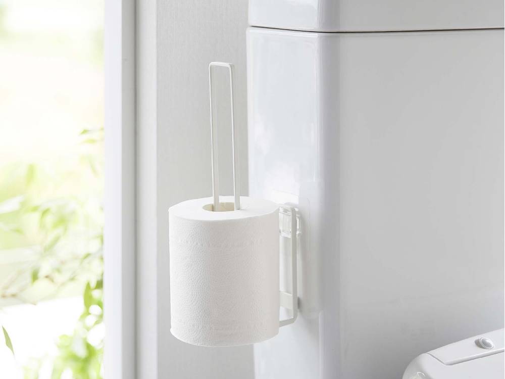 タワーのフィルムフック付きトイレットペーパーホルダーが浴室の壁に設置されている様子