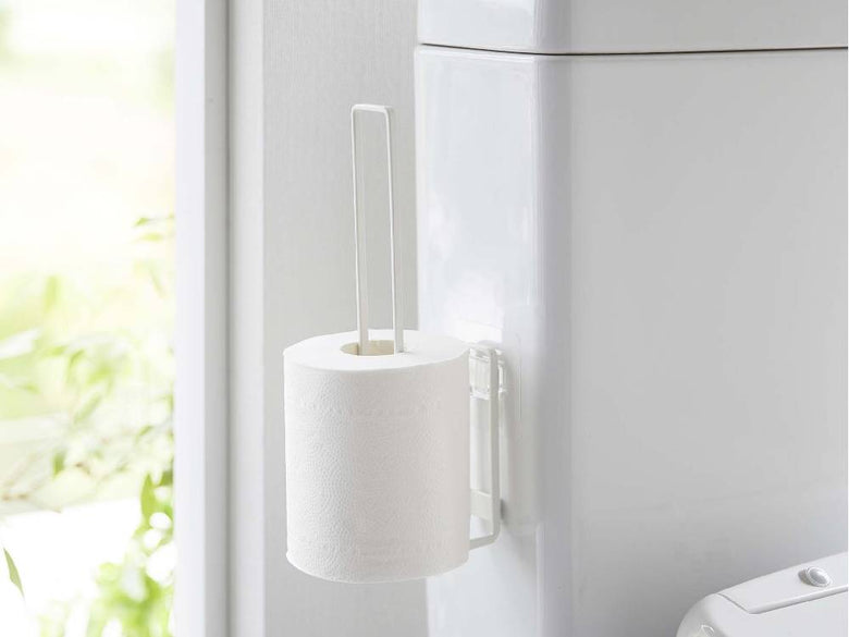 タワーのフィルムフック付きトイレットペーパーホルダーが浴室の壁に設置されている様子