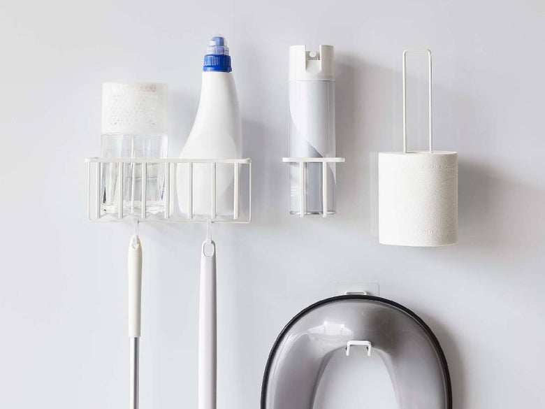 タワー製銀色スチールフィルムフックトイレットペーパーホルダー。シリコーンクッションとポリカーボネート製フィルムフック付きで、バスルームに最適なデザイン。高さ約25cm、耐荷重約1kg。