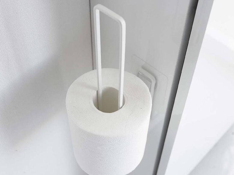 タワー製フィルムフックトイレットペーパーホルダーにトイレットペーパーがセットされたバスルーム