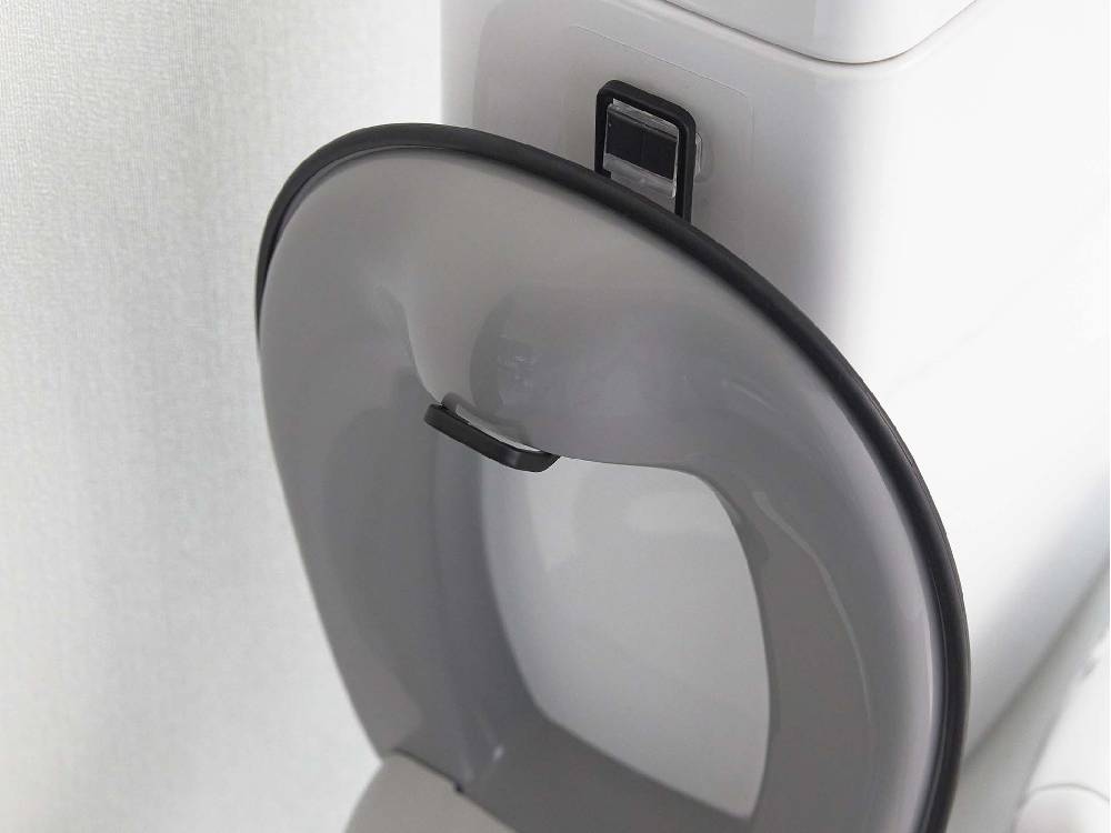 タワーのフィルムフックトイレ用品収納フックがバスルームのトイレに取り付けられている様子