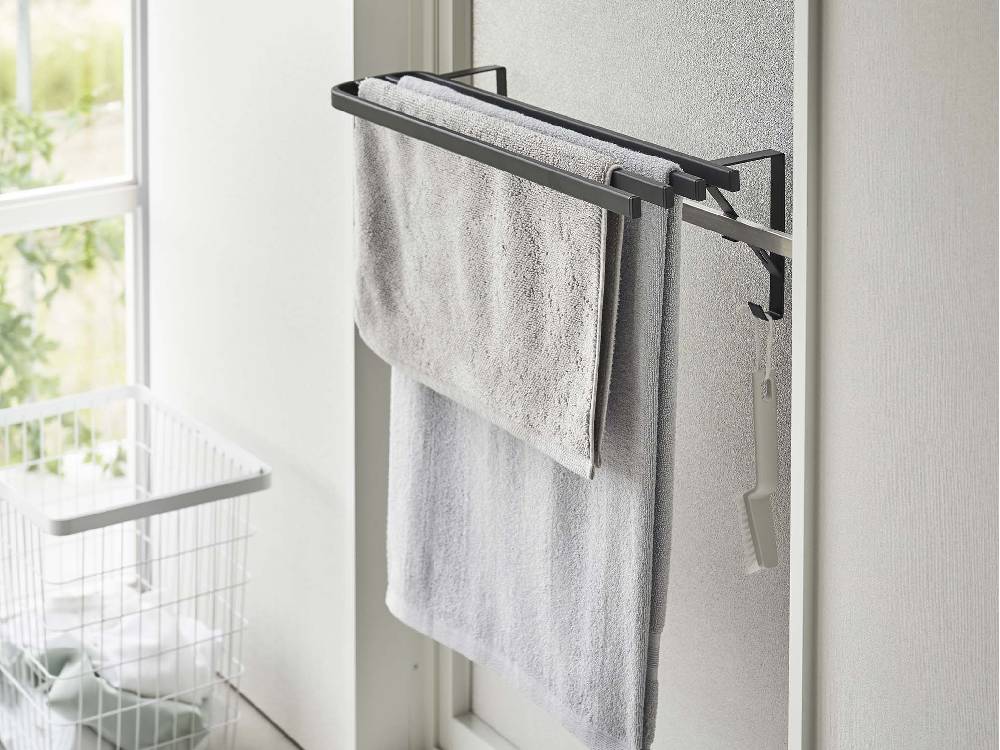 【tower/タワー】浴室扉用ステンレス製タオル掛け上、バスタオルや衣類を掛けた家庭用ハンガー