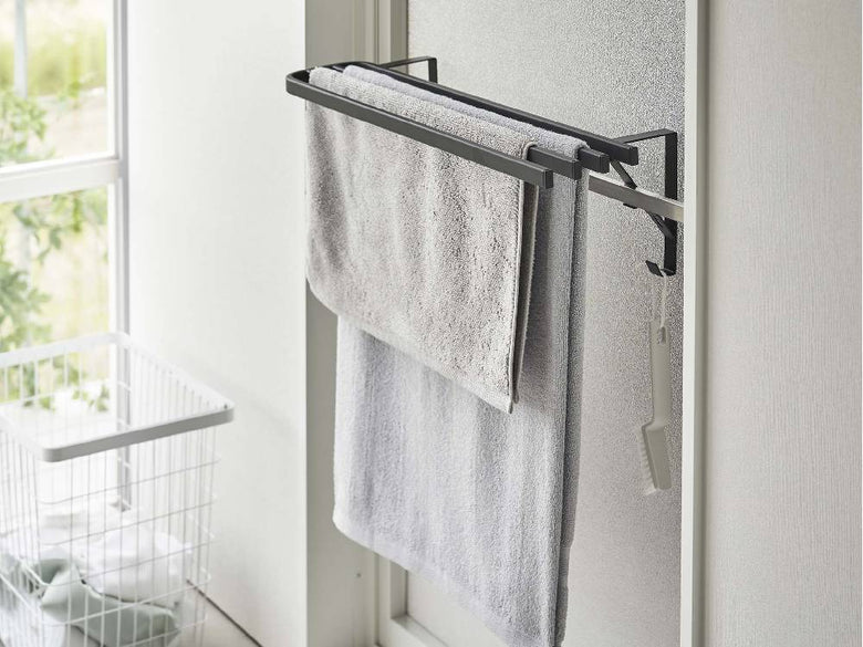 【tower/タワー】浴室扉用ステンレス製タオル掛け上、バスタオルや衣類を掛けた家庭用ハンガー